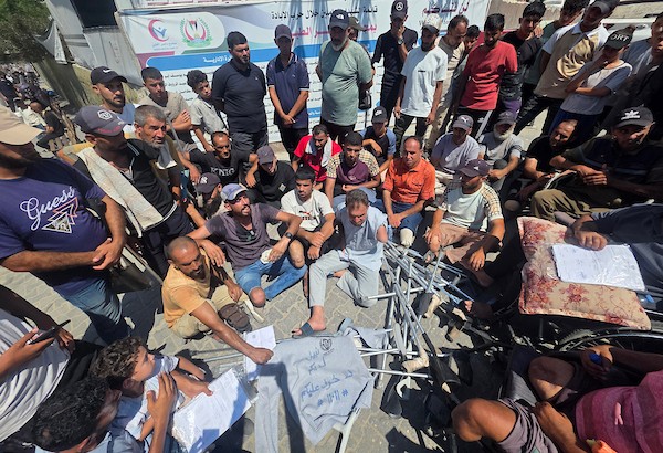 مرضى وجرحى فلسطينيون يحملون تحويلات طبية في احتجاج أمام مجمع ناصر الطبي في خان يونس، جنوب قطاع غزة، في 23 أغسطس/آب 2026، (صورة: طارق محمد)