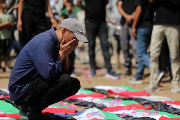 فلسطينيون يشيّعون في مدينة غزة، في 4 أغسطس/آب 2026، جثامين ورفات 112 شخصاً من عائلتي الحساينة وأبو شريعة، انتشلتها طواقم الدفاع المدني من تحت أنقاض منازلهم في حي الصبرة، بعد بقائها مدفونة منذ غارة إسرائيلية استهدفت المنطقة في نوفمبر/تشرين الثاني 2023.