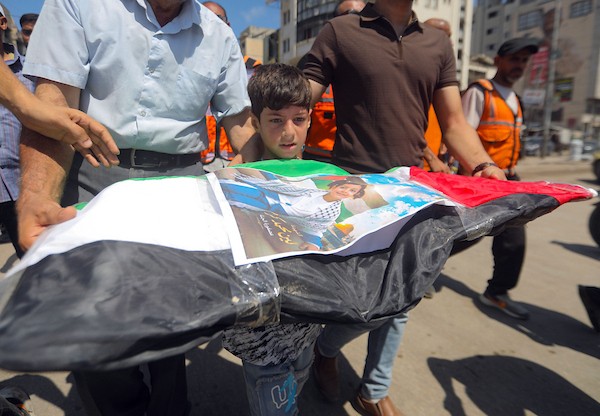 فلسطينيون يشاركون في تشييع رفات 50 شخصًا انتُشلوا من تحت أنقاض مبانٍ مدمرة في مدينة غزة، 20 آب/أغسطس 2026. (تصوير: بلال أسامة)