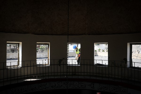 متطوعون من فريق حماة التراث يعملون على ترميم مسجد أبو سليم التاريخي في دير البلح وسط قطاع غزة، في 27 آب/أغسطس 2026. (تصوير: معز صالحي)