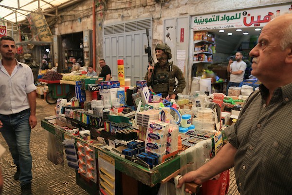 جنود إسرائيليون مسلحون خلال دورية راجلة في أحد أسواق البلدة القديمة بمدينة نابلس، شمال الضفة الغربية، في 9 أغسطس/آب 2026، وسط استمرار الاقتحامات والتوترات الميدانية في الأراضي الفلسطينية المحتلة. (تصوير: محمد ناصر)