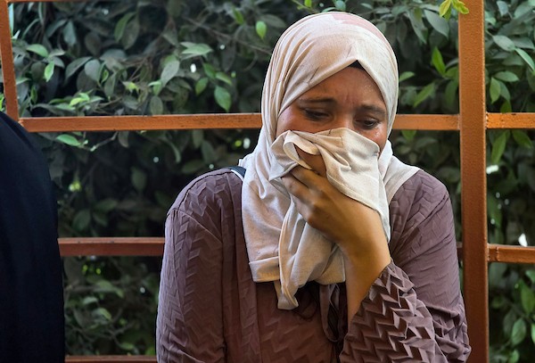ودّع فلسطينيون جثمان إبراهيم كوارع خلال جنازته في خان يونس، جنوب قطاع غزة، في 22 أغسطس/آب 2026. صورة: طارق محمد