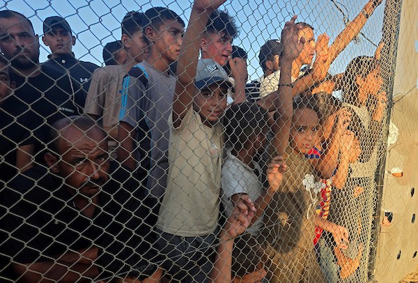 لاعبون فلسطينيون يشاركون في مباراة ودية داخل مخيمات النزوح بمنطقة المواصي في خان يونس، جنوب قطاع غزة، 20 آب/أغسطس 2026.(تصوير: طارق محمد)