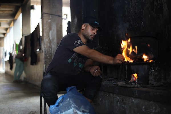 نازحون فلسطينيون داخل مدرسة تحولت إلى مأوى في مخيم النصيرات وسط قطاع غزة، 17 أغسطس/آب 2026. تصوير: حسن الجدي