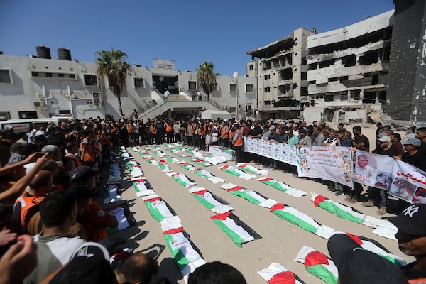 فلسطينيون يشاركون في تشييع رفات 50 شخصًا انتُشلوا من تحت أنقاض مبانٍ مدمرة في مدينة غزة، 20 آب/أغسطس 2026. (تصوير: بلال أسامة)