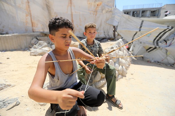 أطفال فلسطينيون يصنعون ويطيرون الطائرات الورقية في مدينة غزة في 25 أغسطس/آب 2026.(صورة: بلال أسامة)