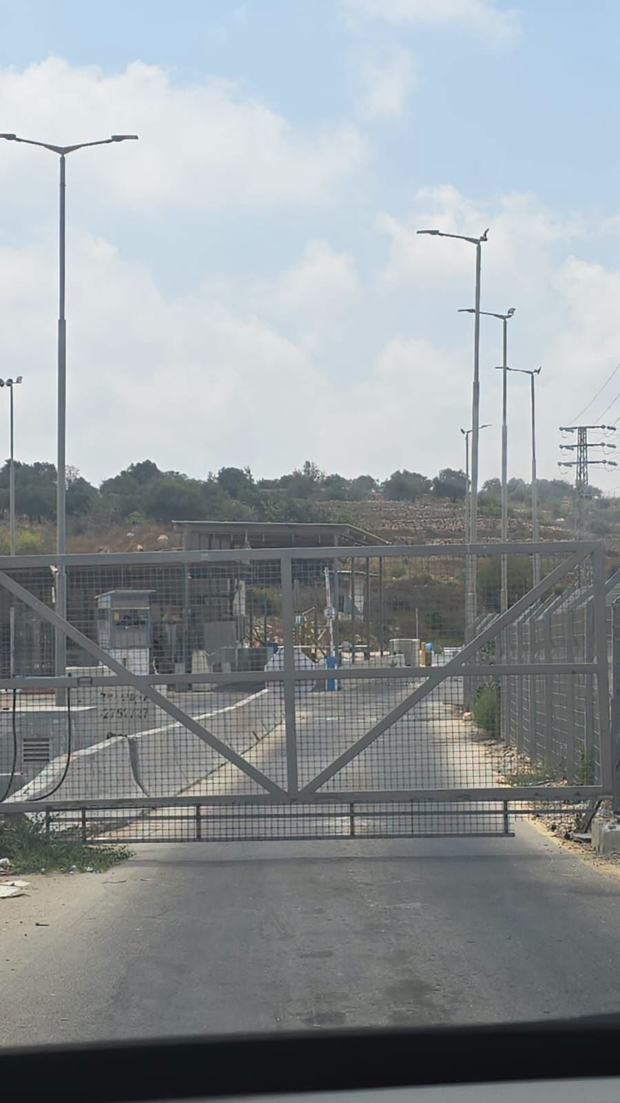 حواجز الاحتلال تعزل قرى شمال غرب القدس.jpg