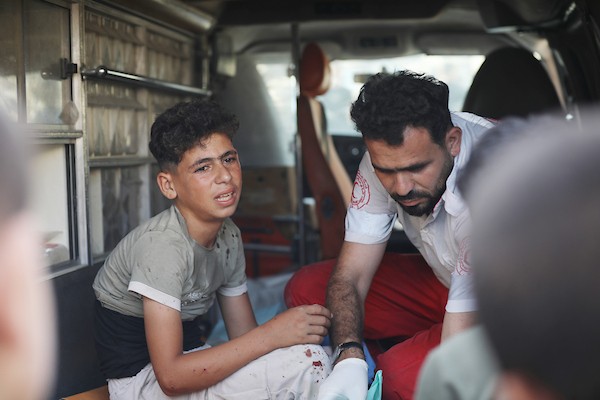 إجلاء جرحى فلسطينيين وانتشال جثث من موقع غارة جوية إسرائيلية استهدفت خيمة تأوي نازحين في شارع الثورة بمدينة غزة في 2 أغسطس/آب 2026. (صورة: بلال أسامة)