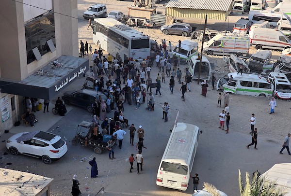 وصل أسرى فلسطينيون مُفرج عنهم من السجون الإسرائيلية إلى مجمع ناصر الطبي في خان يونس، جنوب قطاع غزة، في 16 أغسطس/آب 2026. (صورة: طارق محمد)