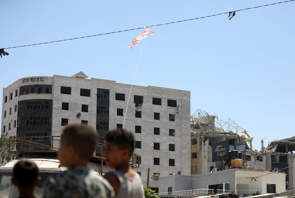 أطفال فلسطينيون يصنعون ويطيرون الطائرات الورقية في مدينة غزة في 25 أغسطس/آب 2026.(صورة: بلال أسامة)