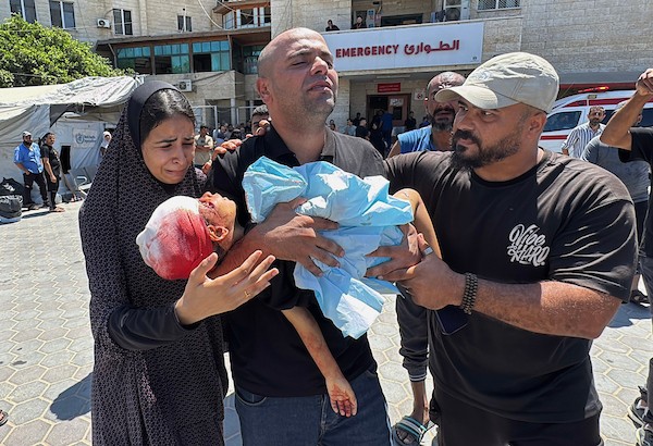 فلسطينيون يودّعون جثماني الطفل تيم حمدان (3 أعوام) والشاب حسام نصير في مستشفى شهداء الأقصى، عقب قصف إسرائيلي على دير البلح وسط قطاع غزة، 30 أغسطس/آب 2026. (تصوير: أحمد إبراهيم)