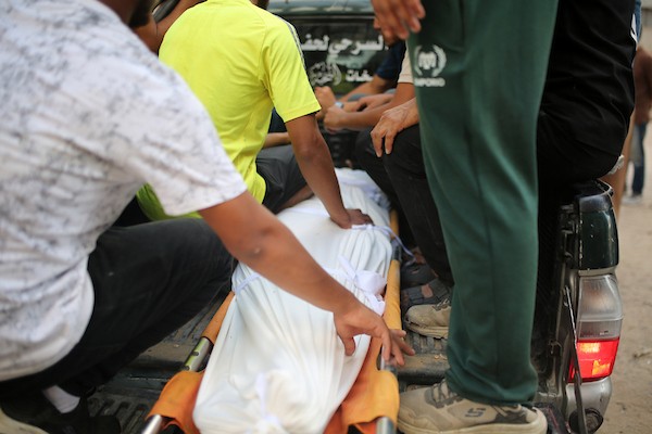 فلسطينيون يشاركون في تشييع عامل التوصيل رائد عادل محمد عليان (24 عامًا)، الذي استشهد في غارة جوية إسرائيلية، 29 أغسطس/آب 2026.تصوير: محمد صالحة