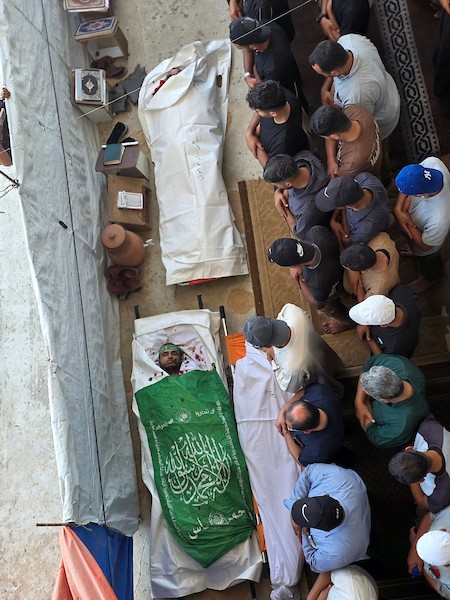 فلسطينيون يحضرون جنازة ثلاثة أشخاص في خان يونس، جنوب قطاع غزة، في 25 أغسطس/آب 2026. توفي اثنان منهم متأثرين بجراح أصيبا بها في غارات إسرائيلية سابقة، بينما استشهد الثالث في غارة إسرائيلية مساء اليوم السابق. تصوير: طارق محمد