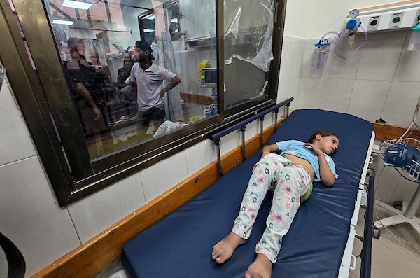 فلسطينيون ينقلون جثمان شاب وستة جرحى، بينهم أطفال، إلى مجمع ناصر الطبي عقب غارة إسرائيلية استهدفت سطح منزل في مخيم خان يونس للاجئين، جنوب قطاع غزة، في 24 أغسطس/آب 2026. صورة: طارق محمد