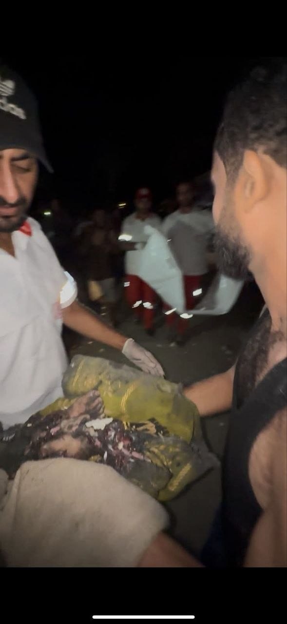 نقل اطفال اشلاء من قصف شقة بغزة.jpg