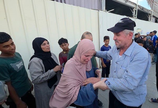 وصل أسرى فلسطينيون مُفرج عنهم من السجون الإسرائيلية إلى مجمع ناصر الطبي في خان يونس، جنوب قطاع غزة، في 16 أغسطس/آب 2026. (صورة: طارق محمد)