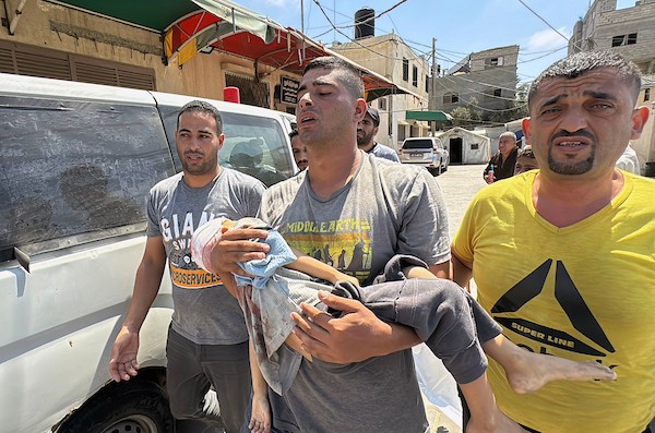 ودّع فلسطينيون جثمان طفل في مستشفى شهداء الأقصى بدير البلح، وسط قطاع غزة، في 23 أغسطس/آب 2026،(صورة: أحمد إبراهيم)