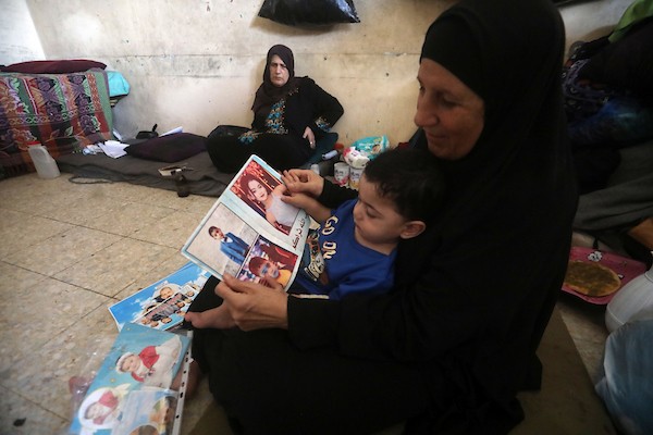 الطفل الفلسطيني حمزة الرباعي، البالغ من العمر عامًا واحدًا، يعيش مع أقارب والده في مركز إيواء بمدينة غزة، بعدما أصبح الناجي الوحيد من عائلته المباشرة إثر مقتل والديه وإخوته الثلاثة في هجمات إسرائيلية منفصلة، 10 أغسطس/آب 2026. (صورة: بلال أسامة)