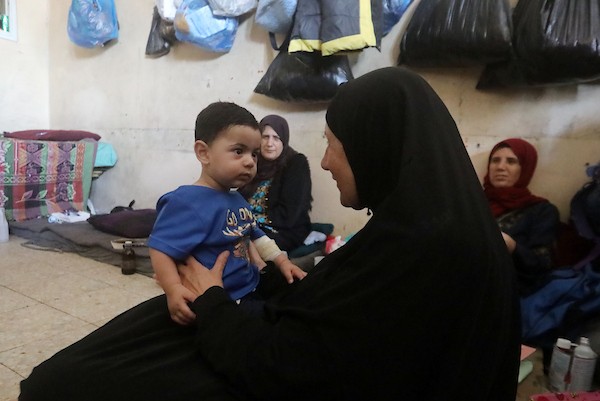 الطفل الفلسطيني حمزة الرباعي، البالغ من العمر عامًا واحدًا، يعيش مع أقارب والده في مركز إيواء بمدينة غزة، بعدما أصبح الناجي الوحيد من عائلته المباشرة إثر مقتل والديه وإخوته الثلاثة في هجمات إسرائيلية منفصلة، 10 أغسطس/آب 2026. (صورة: بلال أسامة)