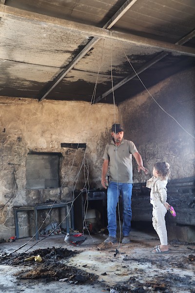 فلسطينيون يتفقدون الأضرار التي لحقت بالمنازل وألواح الطاقة الشمسية في خربة الطوبا، بمسافر يطا جنوب الخليل، في 6 أغسطس/آب 2026، عقب هجوم قال السكان إن مستوطنين إسرائيليين نفذوه. تصوير: مأمون وزواز