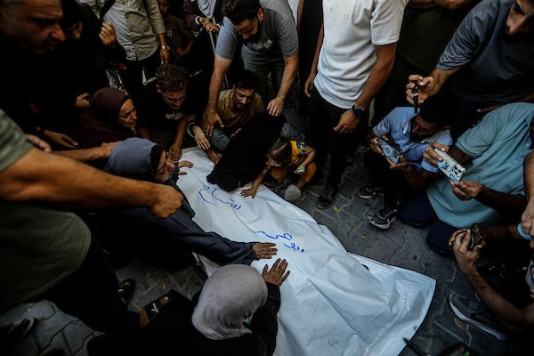 فلسطينيون يشيّعون جثامين تسعة أشخاص، بينهم طفل، استُشهدوا في غارة جوية إسرائيلية استهدفت مقرًا للشرطة وسط مدينة غزة، في 19 أغسطس/آب 2026. الصورة: بلال أسامة