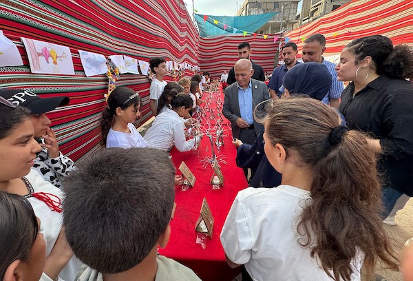 أطفال فلسطينيون يقدمون عروضاً فنية خلال حفل تخرج نحو 200 فتى وفتاة من مخيم الحرية الصيفي في مدينة غزة، في 16 آب/أغسطس 2026. (تصوير: ميكائيل بهار)