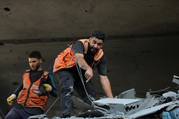 تجمع فلسطينيون في موقع غارة إسرائيلية استهدفت مبنى سكنياً في مخيم الشاطئ، غرب مدينة غزة، في 24 أغسطس/آب 2026. صورة من بلال أسامة