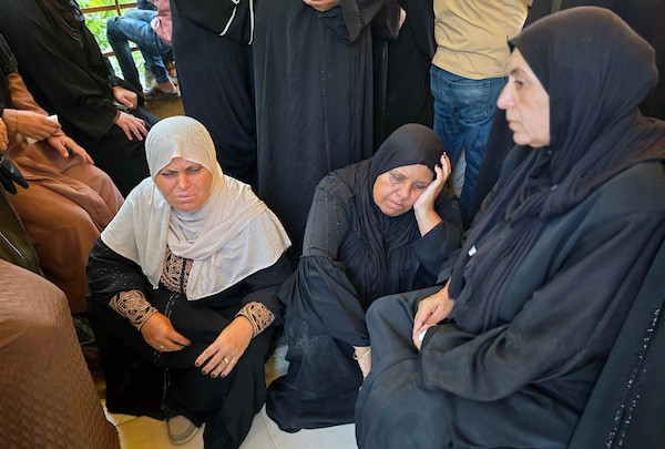 ودّع فلسطينيون جثمان إبراهيم كوارع خلال جنازته في خان يونس، جنوب قطاع غزة، في 22 أغسطس/آب 2026. صورة: طارق محمد