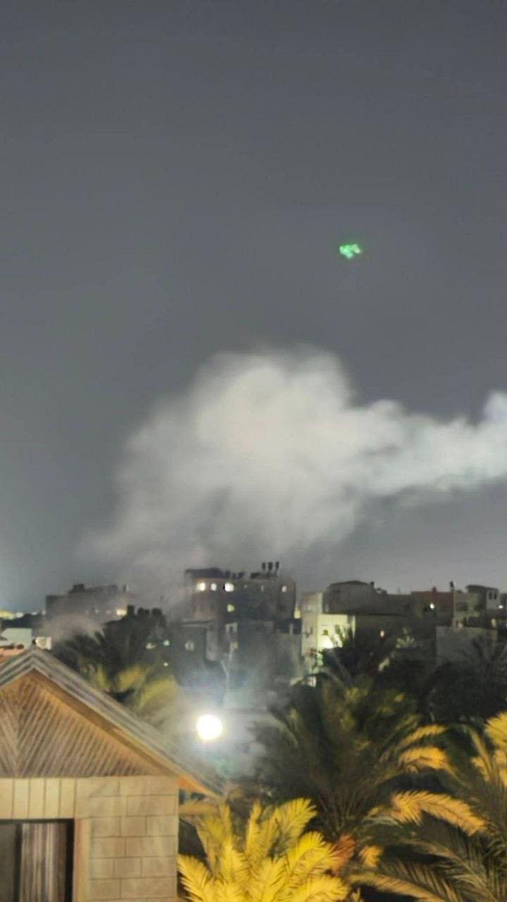 طيران الاحتلال يشن غارتين في محيط مستشفى شهداء الأقصى.jpg