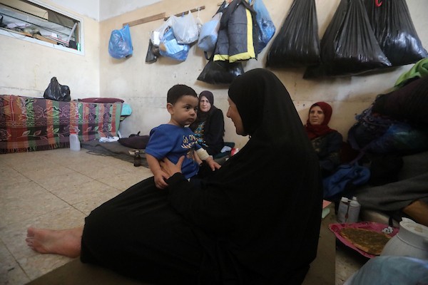 الطفل الفلسطيني حمزة الرباعي، البالغ من العمر عامًا واحدًا، يعيش مع أقارب والده في مركز إيواء بمدينة غزة، بعدما أصبح الناجي الوحيد من عائلته المباشرة إثر مقتل والديه وإخوته الثلاثة في هجمات إسرائيلية منفصلة، 10 أغسطس/آب 2026. (صورة: بلال أسامة)