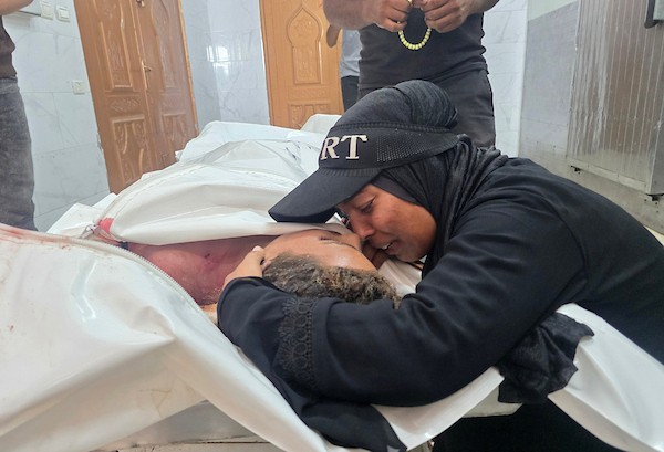 ينعى الفلسطينيون جثمان الطفل سهيل أبو شلوف في مشرحة مجمع ناصر الطبي بعد استشهاده في غارة جوية إسرائيلية أثناء جمعه الحطب في منطقة المواصي بخان يونس، جنوب قطاع غزة، في 16 أغسطس/آب 2026. (صورة: طارق محمد)