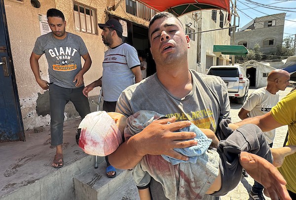 ودّع فلسطينيون جثمان طفل في مستشفى شهداء الأقصى بدير البلح، وسط قطاع غزة، في 23 أغسطس/آب 2026،(صورة: أحمد إبراهيم)