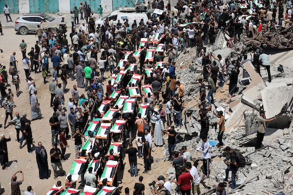 فلسطينيون يشيّعون في مدينة غزة، في 4 أغسطس/آب 2026، جثامين ورفات 112 شخصاً من عائلتي الحساينة وأبو شريعة، انتشلتها طواقم الدفاع المدني من تحت أنقاض منازلهم في حي الصبرة، بعد بقائها مدفونة منذ غارة إسرائيلية استهدفت المنطقة في نوفمبر/تشرين الثاني 2023.