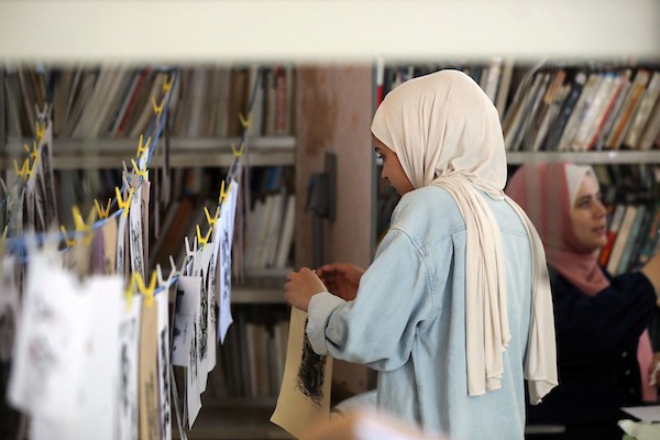 فنانون فلسطينيون خلال ورشة «الزمان والمكان» في مدينة غزة، حيث جسدت أعمالهم واقع الحرب والنزوح ورسائل الأمل والصمود، 15 أغسطس/آب 2026. تصوير: بلال أسامة.