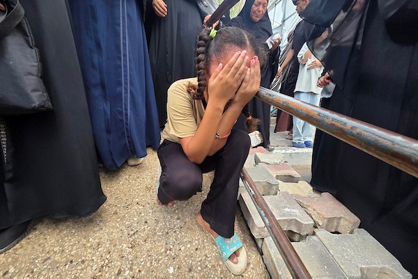 شُيّع جثمانا ياسر أبو الخير ومحمد نصر الدين في مجمع ناصر الطبي، بعد استشهادهما في غارة إسرائيلية غرب خان يونس، في 30 أغسطس/آب 2026. (صورة: طارق محمد)