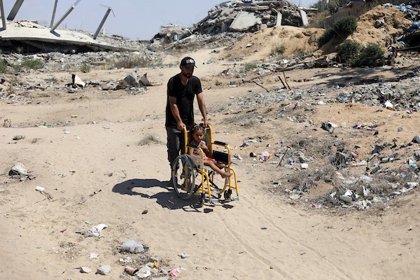 يحاول الفلسطينيون النازحون مواصلة حياتهم اليومية في بيت لاهيا، شمال قطاع غزة، في 24 أغسطس/آب 2026، وسط دمار واسع النطاق خلفته الحرب. صورة: بلال أسامة