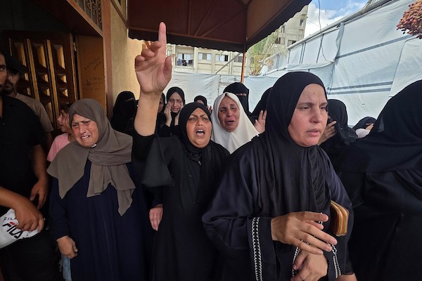 شُيّع جثمانا ياسر أبو الخير ومحمد نصر الدين في مجمع ناصر الطبي، بعد استشهادهما في غارة إسرائيلية غرب خان يونس، في 30 أغسطس/آب 2026. (صورة: طارق محمد)