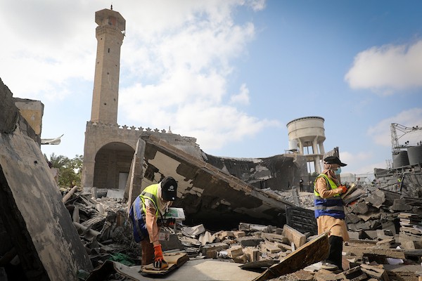 متطوعون من فريق حماة التراث يعملون على ترميم مسجد أبو سليم التاريخي في دير البلح وسط قطاع غزة، في 27 آب/أغسطس 2026. (تصوير: معز صالحي)