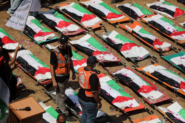 فلسطينيون يشيّعون في مدينة غزة، في 4 أغسطس/آب 2026، جثامين ورفات 112 شخصاً من عائلتي الحساينة وأبو شريعة، انتشلتها طواقم الدفاع المدني من تحت أنقاض منازلهم في حي الصبرة، بعد بقائها مدفونة منذ غارة إسرائيلية استهدفت المنطقة في نوفمبر/تشرين الثاني 2023.