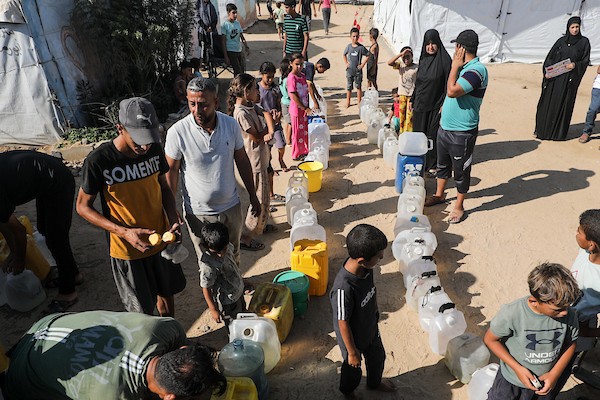 يصطفّ فلسطينيون نازحون للحصول على مياه الشرب في مخيم البريج للاجئين، وسط قطاع غزة، في 24 أغسطس/آب 2026. صورة: معز صالحي