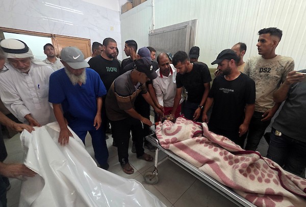 مسعفون فلسطينيون ينقلون جثمان إسماعيل محمد البريم وجرحى، بينهم أطفال، إلى مجمع ناصر الطبي بعد غارة إسرائيلية استهدفت خيمة في مخيم الغيث بمنطقة المواصي في خان يونس، 26 أغسطس/آب 2026. تصوير: طارق محمد.