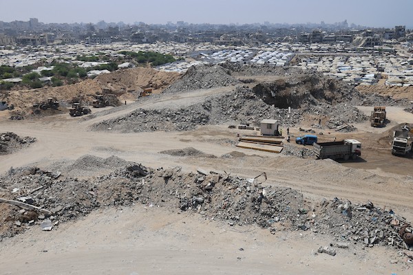 خيام للنازحين تنتشر وسط أنقاض المباني المدمرة في مناطق سكنية شمال مدينة غزة، بتاريخ 29 أغسطس/آب 2026. (تصوير: حسن الجدي)