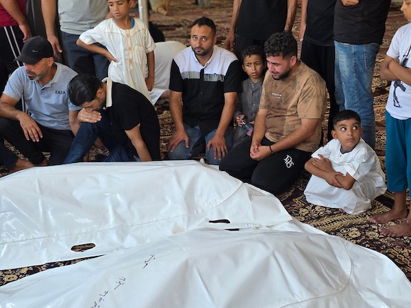 حضر المشيعون جنازة ثلاثة من أفراد عائلة عابدين في مجمع ناصر الطبي بخان يونس، جنوب قطاع غزة، في 28 أغسطس/آب 2026.صورة: طارق محمد