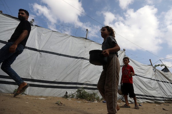 في 22 أغسطس/آب 2026، تلقى فلسطينيون وجبات طعام مطبوخة مجانية في مخيم للنازحين بمنطقة جباليا شمال قطاع غزة. (صورة: بلال أسامة)