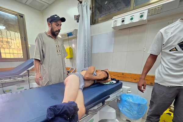 نقل جرحى، بينهم أطفال، إلى مجمع ناصر الطبي في خان يونس، جنوب قطاع غزة، في 23 أغسطس/آب 2026. (صورة: طارق محمد)