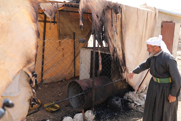 فلسطينيون يتفقدون الأضرار التي لحقت بالمنازل وألواح الطاقة الشمسية في خربة الطوبا، بمسافر يطا جنوب الخليل، في 6 أغسطس/آب 2026، عقب هجوم قال السكان إن مستوطنين إسرائيليين نفذوه. تصوير: مأمون وزواز