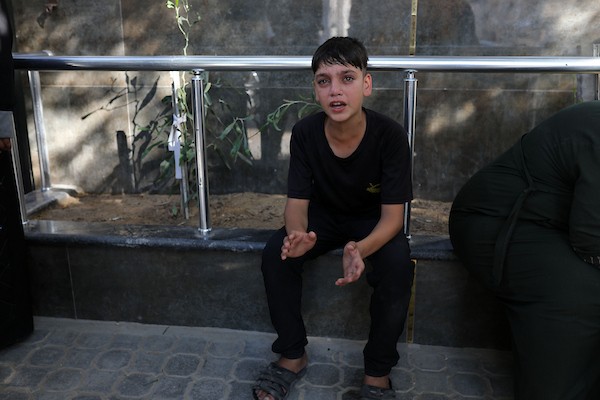فلسطينيون يشيّعون جثامين تسعة أشخاص، بينهم طفل، استُشهدوا في غارة جوية إسرائيلية استهدفت مقرًا للشرطة وسط مدينة غزة، في 19 أغسطس/آب 2026. الصورة: بلال أسامة