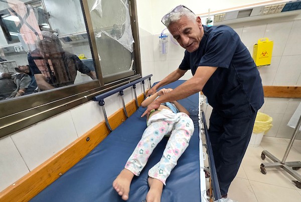 فلسطينيون ينقلون جثمان شاب وستة جرحى، بينهم أطفال، إلى مجمع ناصر الطبي عقب غارة إسرائيلية استهدفت سطح منزل في مخيم خان يونس للاجئين، جنوب قطاع غزة، في 24 أغسطس/آب 2026. صورة: طارق محمد