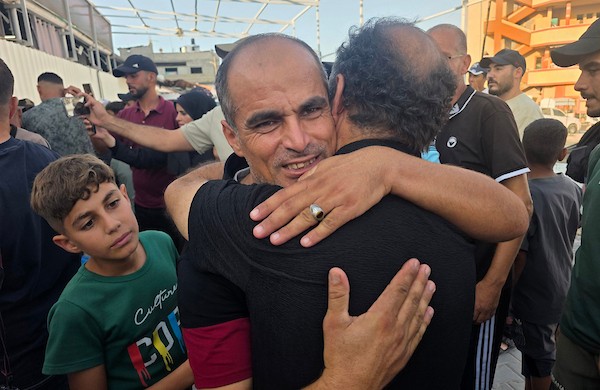 وصل أسرى فلسطينيون مُفرج عنهم من السجون الإسرائيلية إلى مستشفى ناصر في خان يونس، جنوب قطاع غزة، عبر معبر كرم أبو سالم، برفقة اللجنة الدولية للصليب الأحمر، لإجراء فحوصات طبية في 30 أغسطس/آب 2026. (صورة: طارق محمد)
