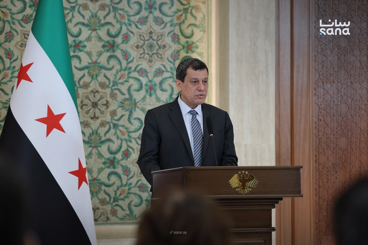 عبدي، خلال مؤتمر صحفي في قصر الشعب بدمشق.jpg